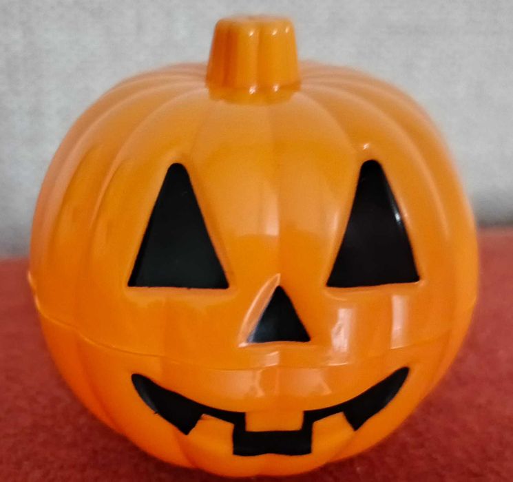Mały pojemnik z akcentem Halloween .