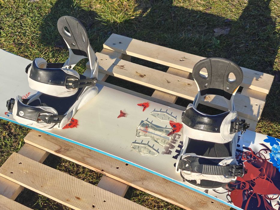 Atom Wild Butterffly 142 + wiązania Roxy - deska snowboardowa