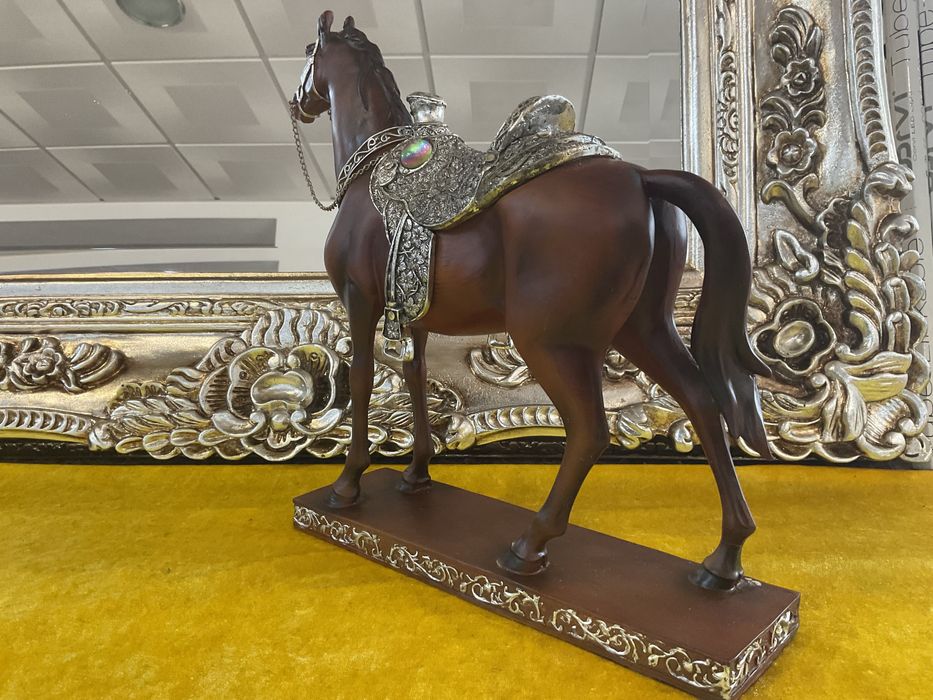 Cavalo em madeira peça de decoração