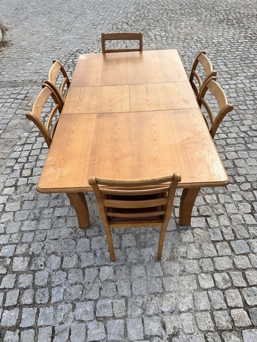 Conjunto mesa e cadeiras