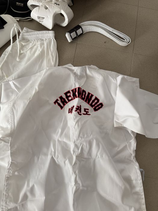 Equipamento completo de Taekwondo + Dobok + sapatilhas Adidas + proteções