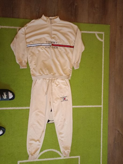 Dres Tommy Hilfiger