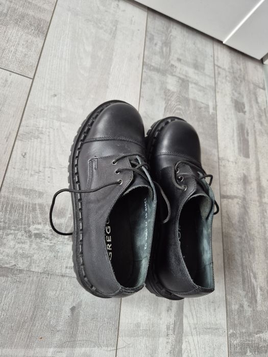 Buty męskie. 42 Rozmiar. Wykonane z naturalnej skóry.