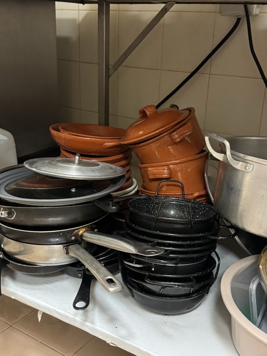 Pratos variados e material de cozinha