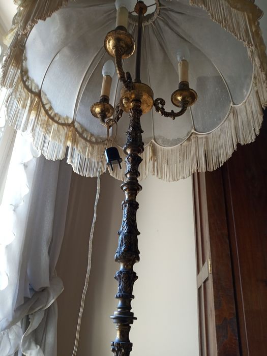 Candeeiro pedestal antigo
