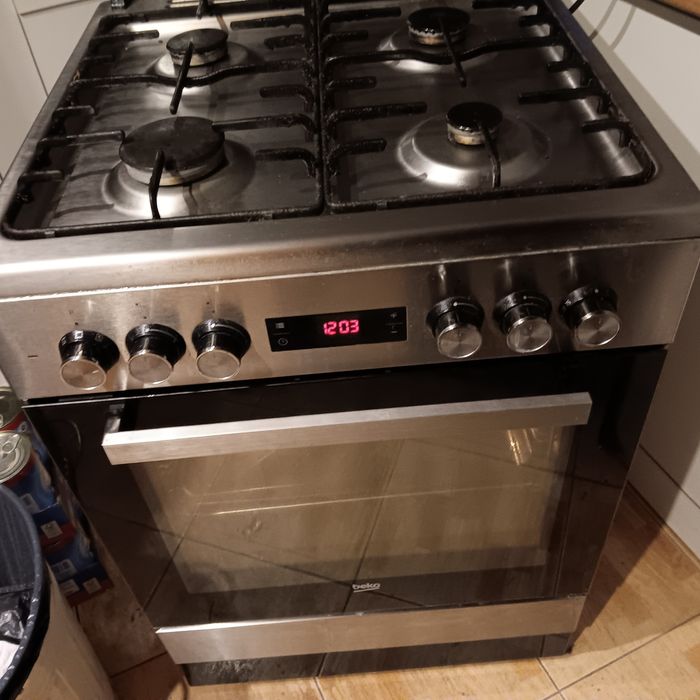 Kuchenka gazowa i piekarnik elektryczny