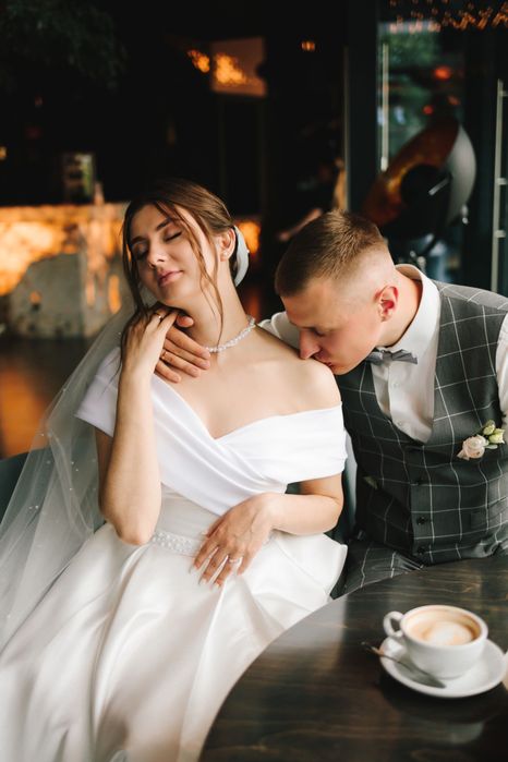 Весільна сукня (атлас)