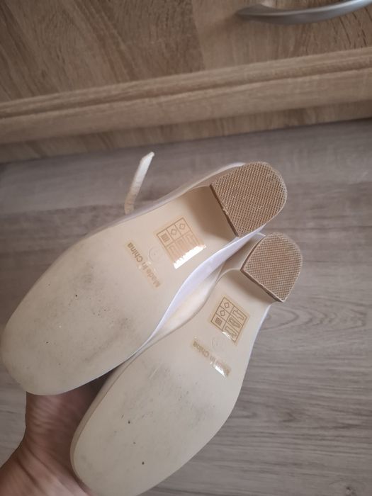 Ніжна молочного кольору святковаНіжна молочного кольору сукня та туфел