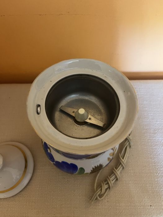 Красивая винтажная фарфоровая кофемолка