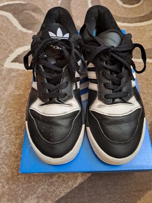 Кросівки бренду Adidas