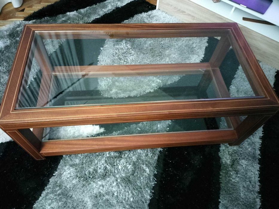 Mesa de sala em bom estado64861391303937121