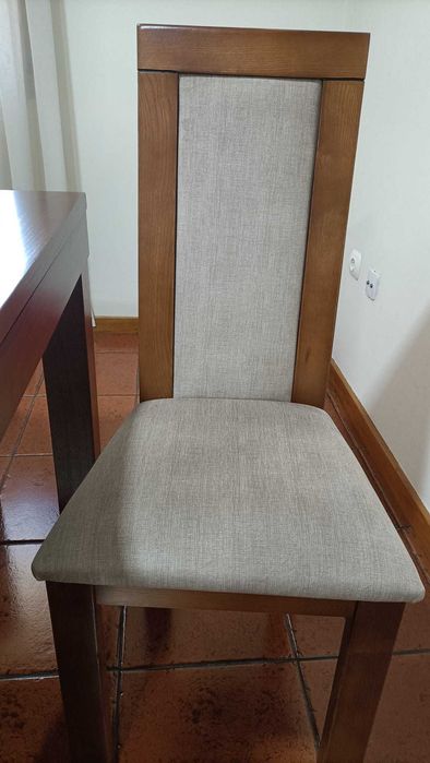 Mesa e cadeiras de sala