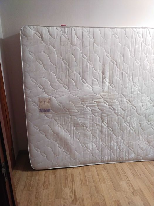 Продається матрац 2000^1800 в доброму стан. Довідки по телефону