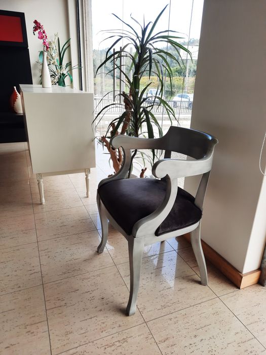 Cadeira cinza em veludo preto