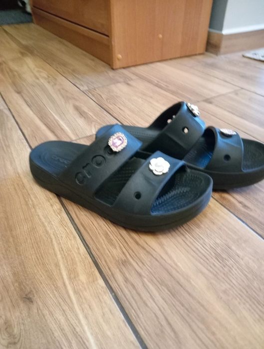 Klapki czarne crocs na platformie