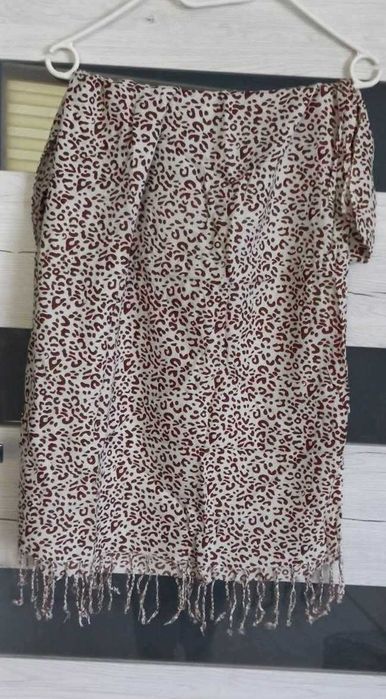 szal z printem leoparda. Długość 170 cm, szerokość 55 cm.
