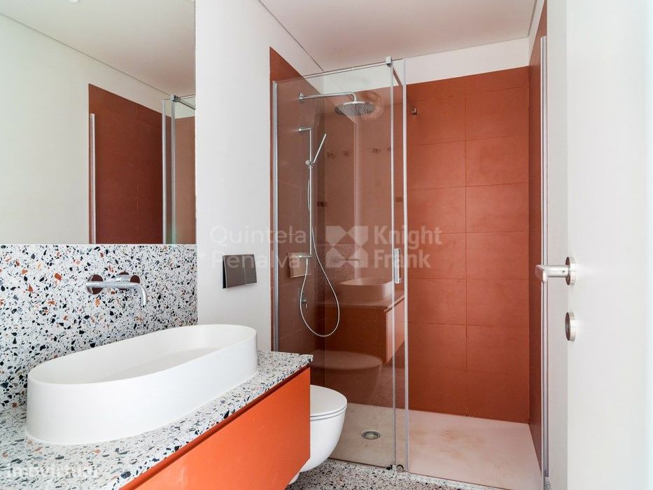 Apartamento T2 com varanda para arrendamento em Algés