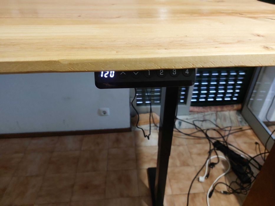 Mesa com tampo de pinho com elevação programada