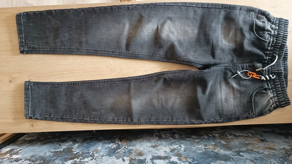 Spodnie jeansowe na gumce 146/152