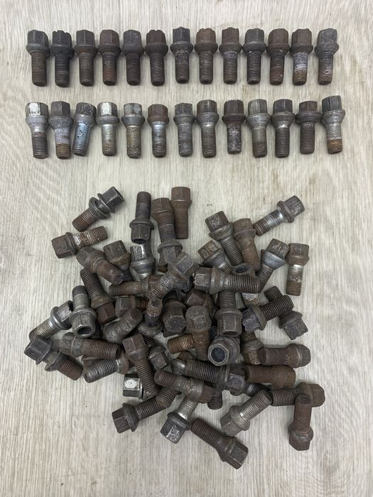 Болти колісні колесні Audi Volkswagen Skoda VAG шпильки