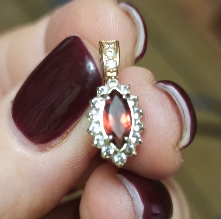 Продам  золотой комплект : серьги и кольцо с  гранатом