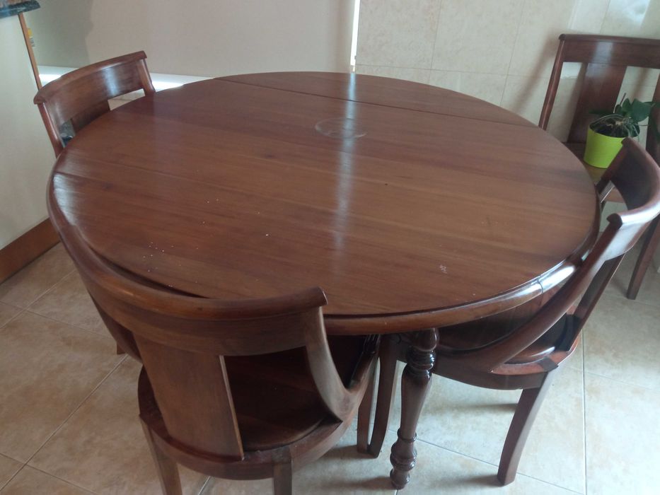 Mesa redonda extensivel com capacidade para 8 cadeiras. Apenas mesa.