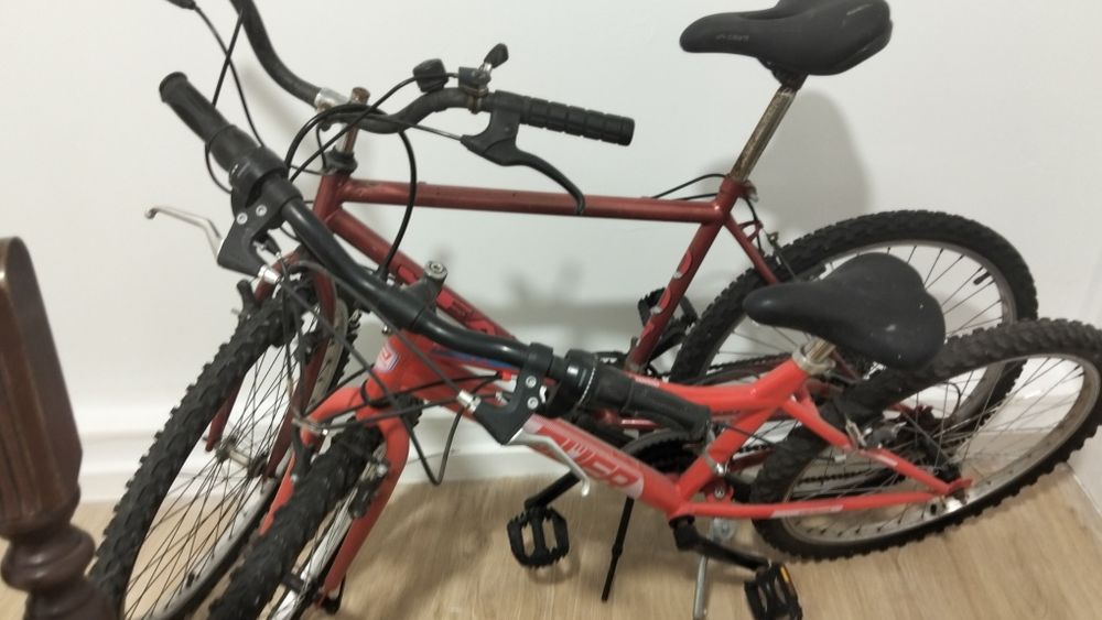 Duas bicicletas .