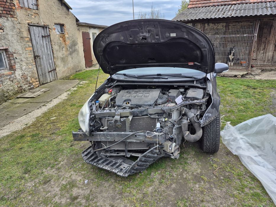 Toyota Avensis 2010 uszkodzona