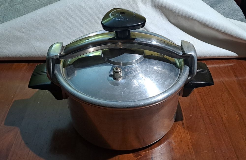 Panela de pressão de alumínio (usada)