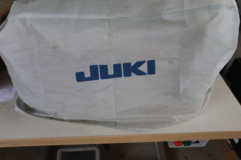 Overlock marki JUKI model MO-6700 5 nitkowy Model MO-6716S + stół