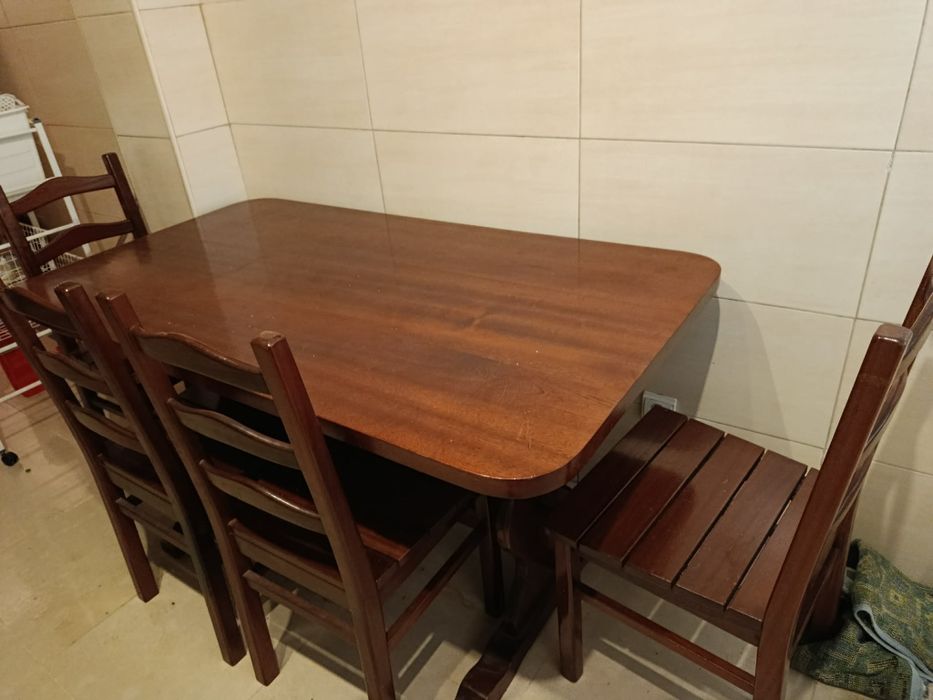 Mesa de madeira maciça com 4 cadeiras
