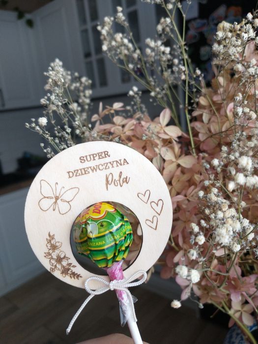 Upominki dla dzieci, rakieta na lizak, kwiatek na lizak