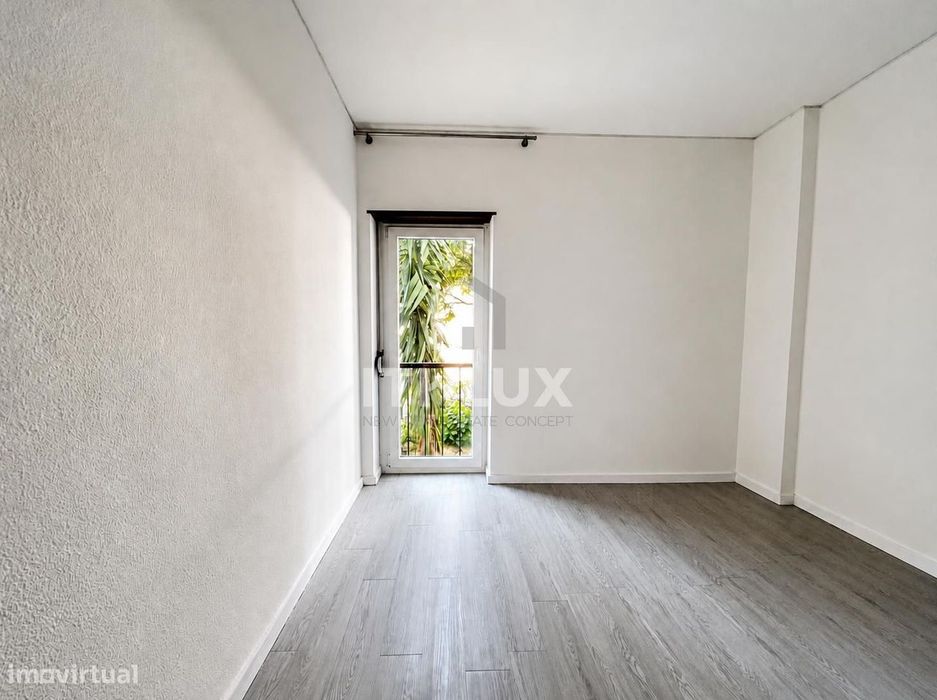 T2 na Av. de Biarritz, Monte Estoril – junto à praia