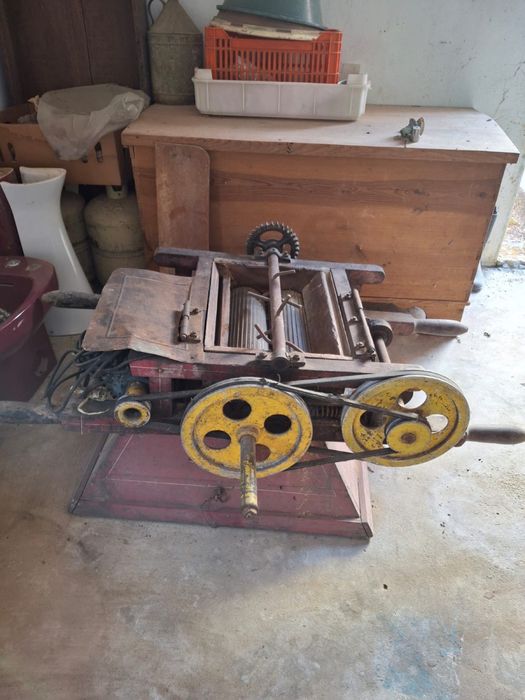 Esmagador de uvas eletrico