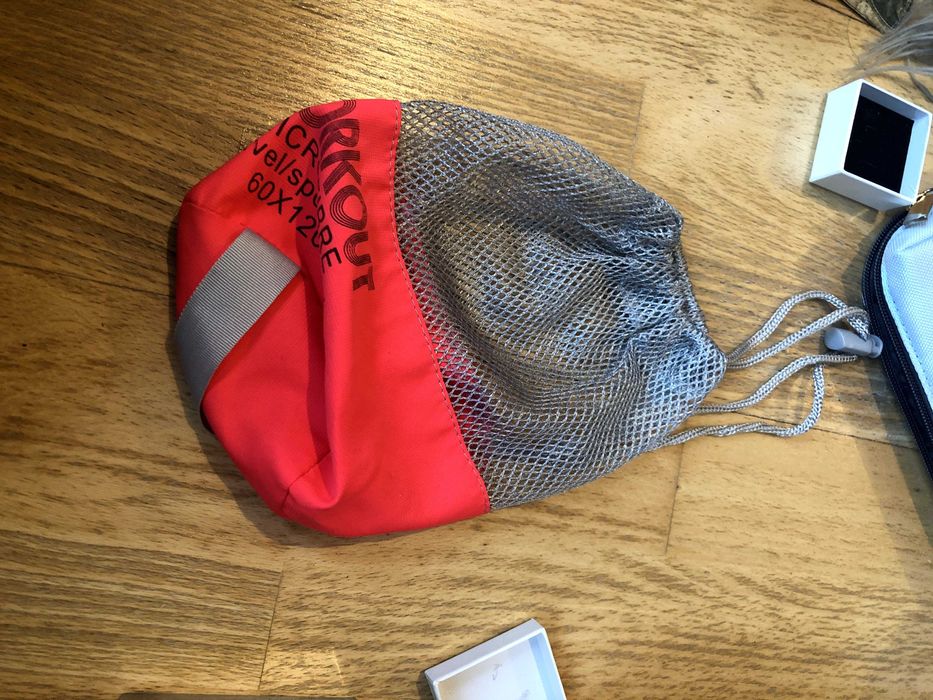 bolsa cinzenta e rosa