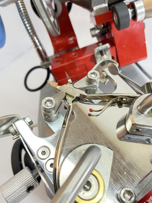 Máquina de Afiar Alicates de Cutícula