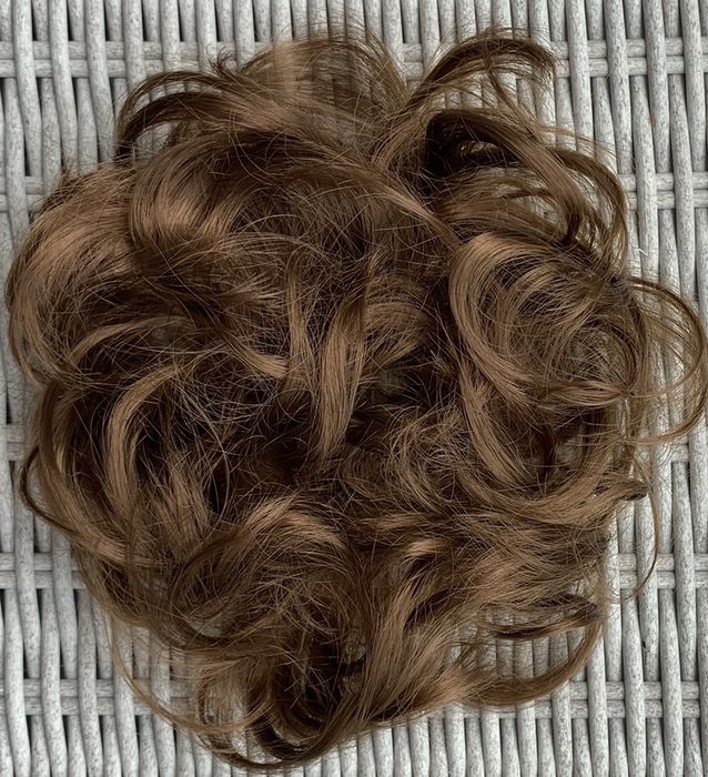 Premium Ultra włosy doczepiane, średni brąz, kok na gumce 358.