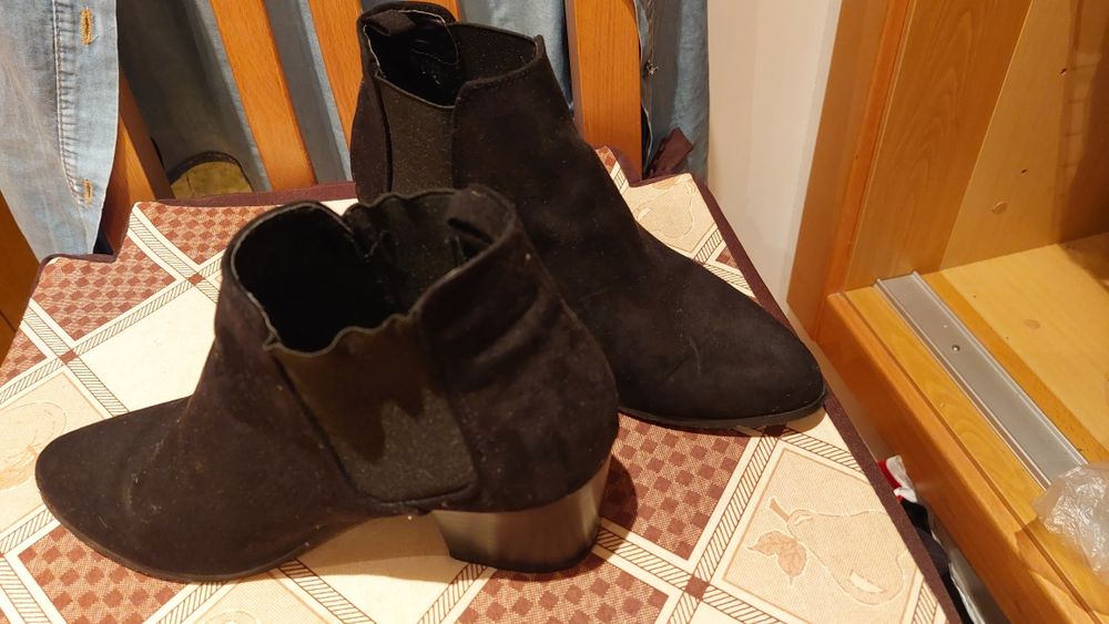 Botins de camurça preta  No 36, como novos.