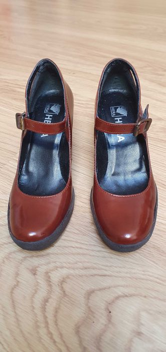 Sapatos 36, castanhos-mel, sola em cunha, marca Hera