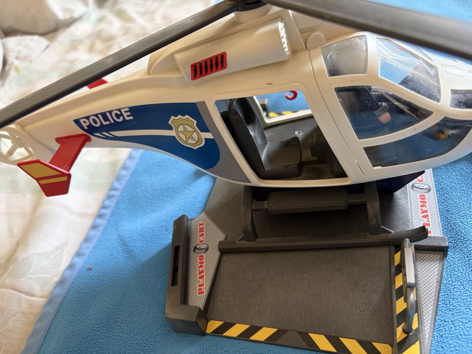 Helicoptero playmobil e 7 bonecos e carrinha de salvamento