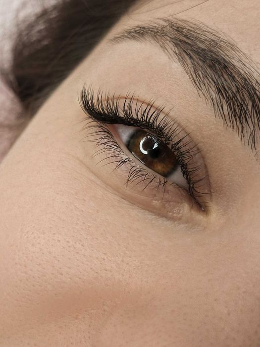 Przedłużanie rzęs, laminacja brwi, gwarancja, promocja, modelki