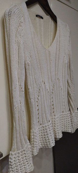 Sweter biały w ażurowe wzory.