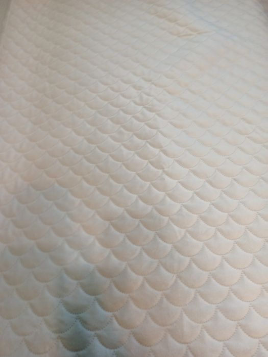 Nurzuta, pled dekoracyjny na kanape