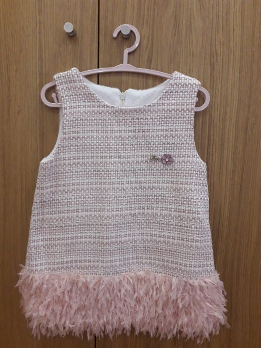 Vestido rosa com penas forrado.