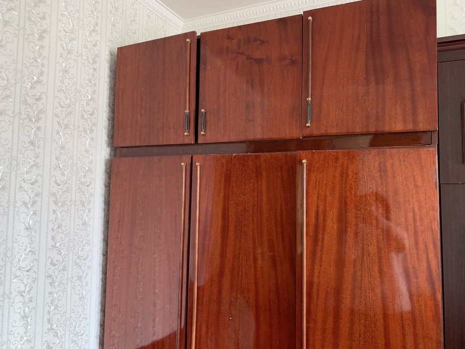 Шафа, трьохстрорчата, з антресолями