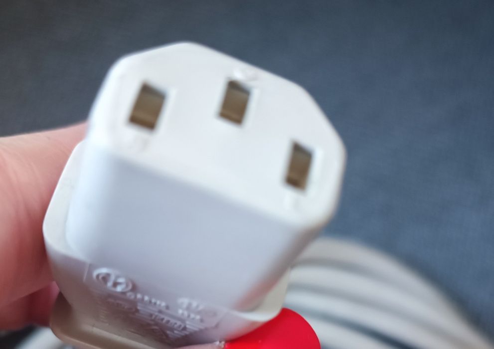 Cabos de ligação ao computador - a funcionarem