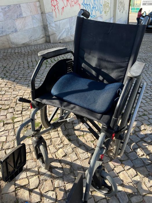 Cadeira de rodas com almofada ortopedica