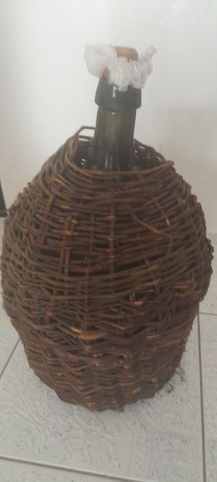 Butla do wina z koszem