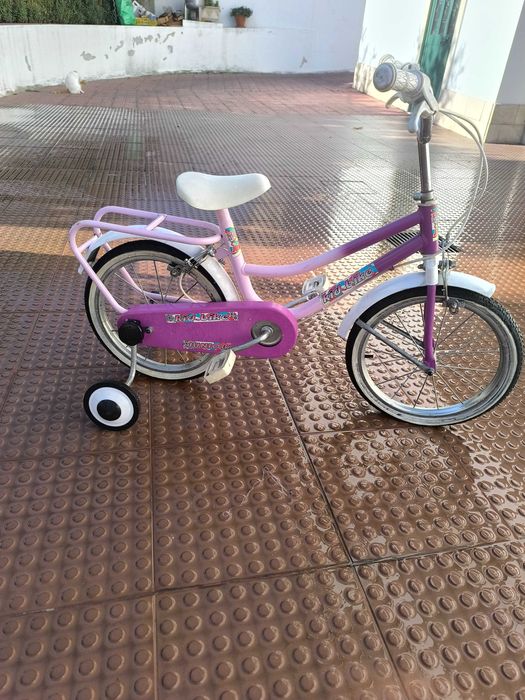 bicicleta antiga de criança com rodas de apoio