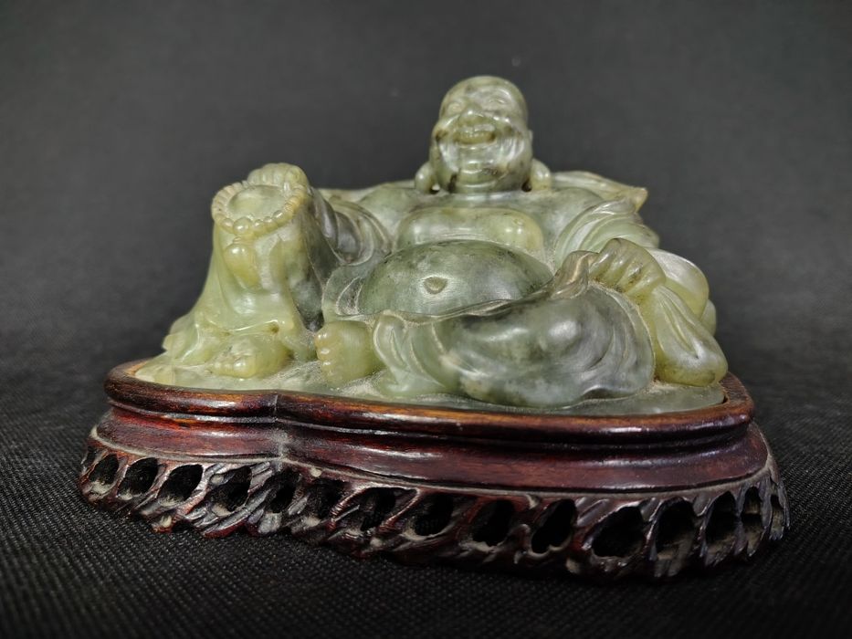 Uśmiechniety kamienny Budda Azja orient jadeit